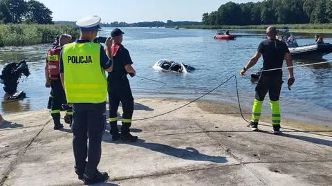Służby wyciągnęły zatopiony samochód. W środku znaleziono ciało mężczyzny