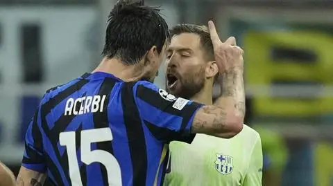 Tego kamery nie zarejestrowały. Obrońca Barcelony opluł rywala? 