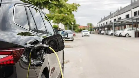 Elektryki prześcigną auta spalinowe. W kolejnej dekadzie ma być ich dwukrotnie więcej