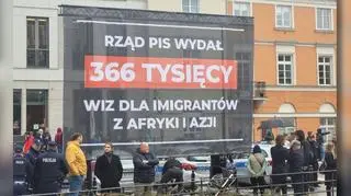 Transparent Konfederacji na manifestacji PiS