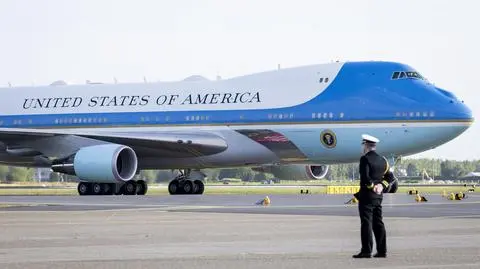 Air Force One z Donaldem Trumpem na pokładzie w Holandii przed szczytem NATO