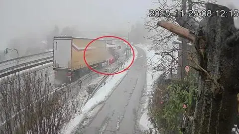 Kierowca tira wjechał w tył autobusu pod Krakowem