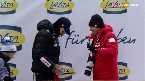 Taniec trenerów po skoku Polaka