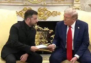 Zełenski wręczył Trumpowi kopertę