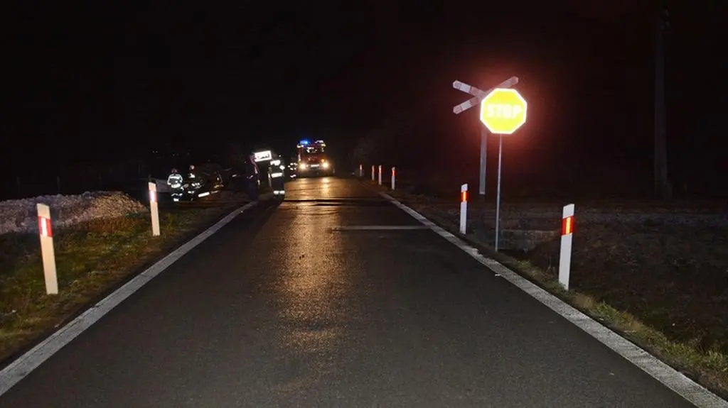 Kierowca osobówki wjechał pod szynobus 