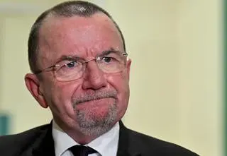 Na koncie ma prawie milion złotych. Polityk PiS żyje w mieszkaniu komunalnym