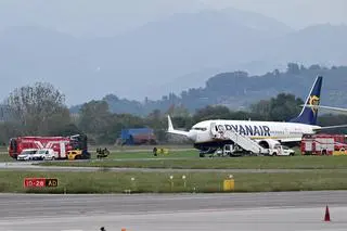 Samolot Ryanair na pasie startowym lotniska Orio al Serio w Bergamo