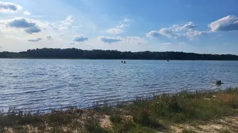 Kobieta się topiła, wołanie o pomoc usłyszeli policjant i plażowicz
