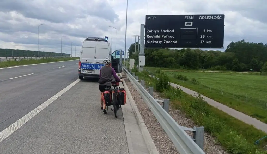 Kobieta poruszała się pasem awaryjnym