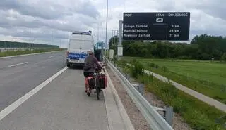 Kobieta poruszała się pasem awaryjnym