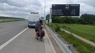 Drogą szybkiego ruchu na rowerze. Jechała z Norwegii do Austrii