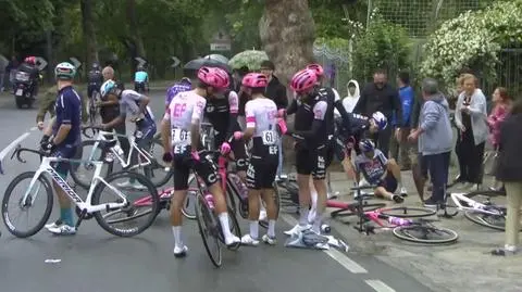 Groźna kraksa i neutralizacja. Były triumfator Giro d'Italia poza wyścigiem
