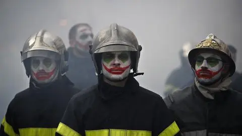 Skłóceni związkowcy, strażacy w starciach z policjantami, Francuzi "znużeni strajkiem"