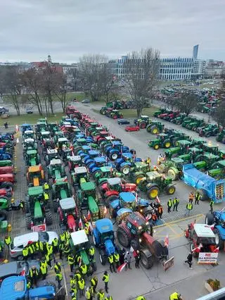 Kilkadziesiąt ciągników zaparkowało pod Urzędem Marszałkowskim we Wrocławiu