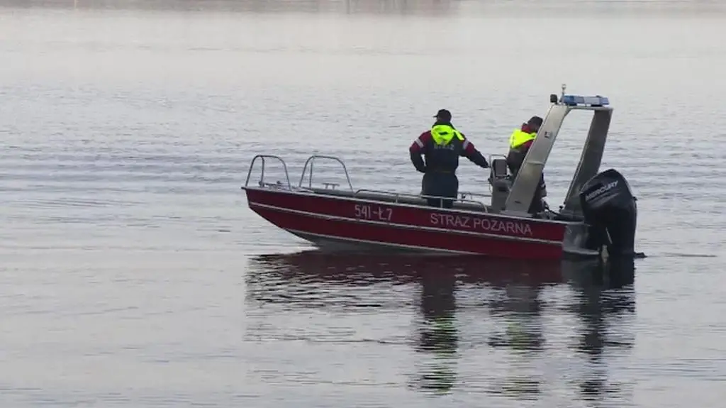 Strażacy z zalewu wyciągnęli zatopioną łódź. W sprawie swoje śledztwo prowadzi prokuratura