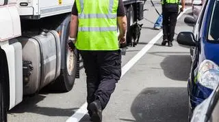 Policjanci kontrolują ciężarówkę (zdj. ilustracyjne)