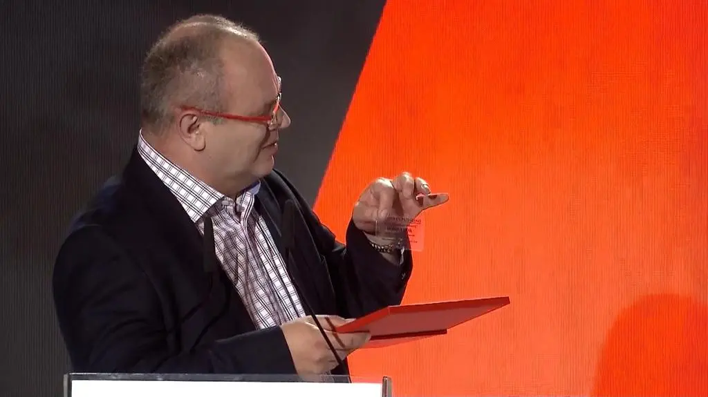 Jerzy Wójcik wręczył Tuskowi stuletnią prenumeratę cyfrową Gazety Wyborczej