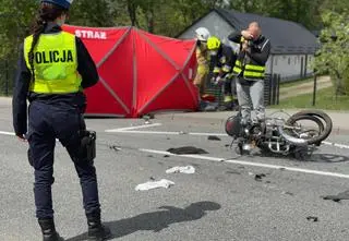 Motocyklista zginął po zderzeniu z pojazdem służby drogowej