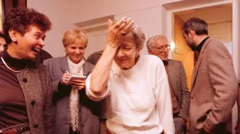 Wisława Szymborska właśnie dowiedziała się o Nagrodzie Nobla.  3 października 1996 roku, Willa Astoria w Zakopanem