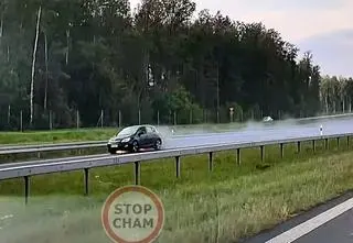 Zapalił się w trakcie jazdy. Tuman dymu na drodze ekspresowej