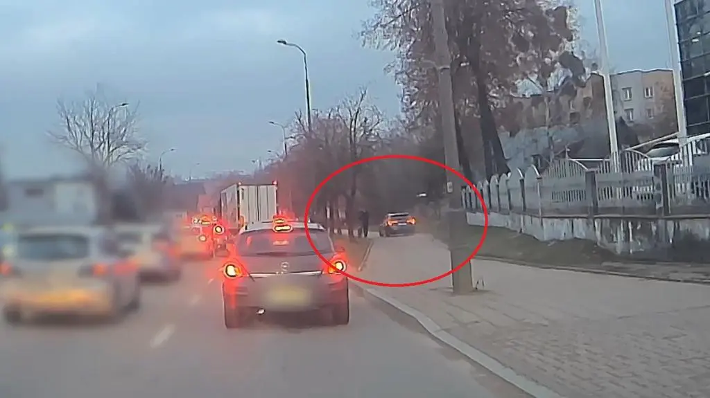 Stał w korku i nagle zjechał na chodnik. Nagranie