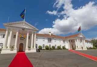 Atak łucznika przed pałacem prezydenckim, nie żyje policjant