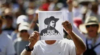 Uczestnik demonstracji w Guadalajara trzyma kartkę z wizerunkiem   Carlosa Manzo i napisem "było ciemno"