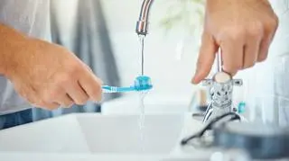 Woda z kranu i pasta do zębów szkodzą? "Jednozdaniowe mity" o fluorze