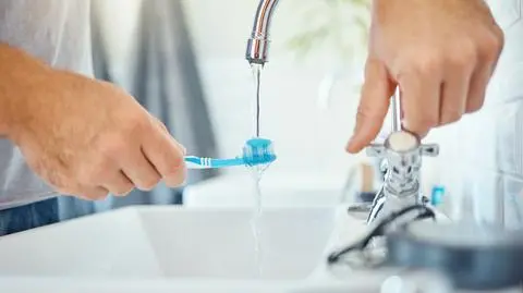 Woda z kranu i pasta do zębów szkodzą? "Jednozdaniowe mity" o fluorze