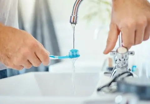 Woda z kranu i pasta do zębów szkodzą? "Jednozdaniowe mity" o fluorze