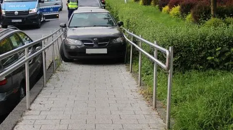 Wjechał na podjazd dla niepełnosprawnych
