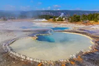 Gorące źródła w amerykańskim Parku Narodowym Yellowstone - zdjęcie poglądowe