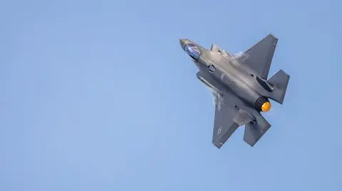 Samolot myśliwski F-35 Raptor wykonuje pokaz lotniczy podczas niemieckiego święta wojskowego. Zdjęcie z czerwca 2024 roku