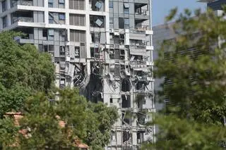 Uszkodzony budynek mieszkalny po ataku rakietowym w Tel Awiwie, Izrael