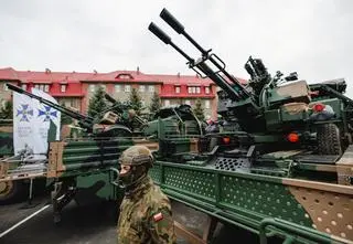 Nowe zestawy przeciwlotnicze dla polskiej armii. "Budujemy wielowarstwową obronę"