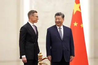 Prezydent Finlandii Alexander Stubb podczas spotkania z chińskim przywódcą Xi Jinpingiem