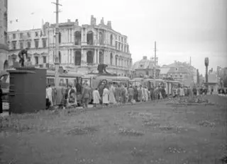 Uczestnicy Światowego Kongresu Intelektualistów w Obronie Pokoju, w tle Dom Bez Kantów, 1949r.
