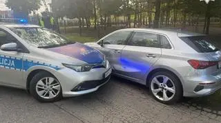 Pościg zakończyli częstochowscy mundurowi, którzy radiowozem staranowali jego auto