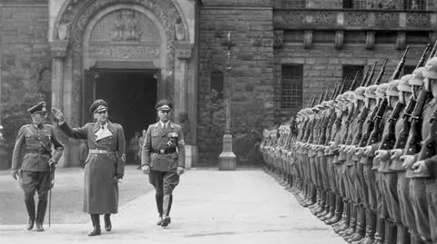 Arthur Greiser przed zamkiem. Listopad 1939 r.