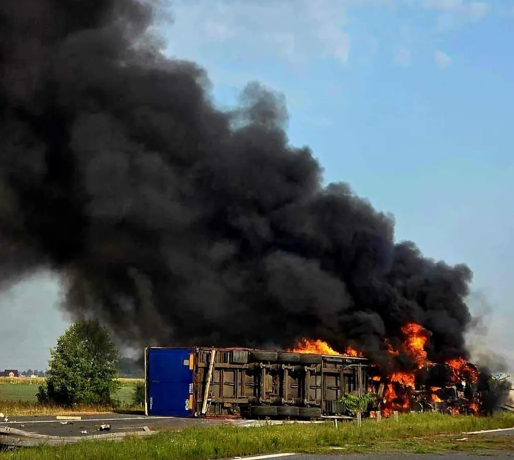 Czarne kłęby dymu na A4