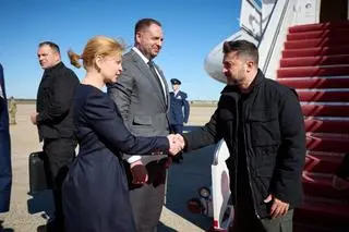 Wizyta Wołodymyra Zełenskiego w USA. Andrij Jermak stoi z lewej. Zdjęcie z 17 października 