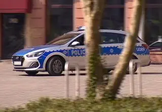 Ludzie łapią złodzieja, policja stoi po kebaba