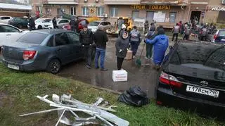 Mieszkańcy i służby przed zaatakowanym budynkiem 