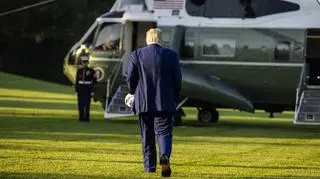 Donald Trump zmierzający do śmigłowca przed Białym Domem