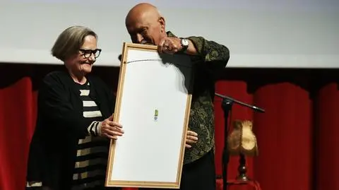 Agnieszka Holland odbiera z rąk Andrzeja Pągowskiego nagrodę-portret Andrzeja Wajdy