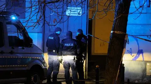 Policja przed budynkiem na warszawskiej Pradze. Podczas zatrzymania agresywnego mężczyzny z maczetą jeden z funkcjonariuszy użył broni służbowej.