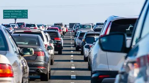 samochody autostrada korek shutterstock_1576003183