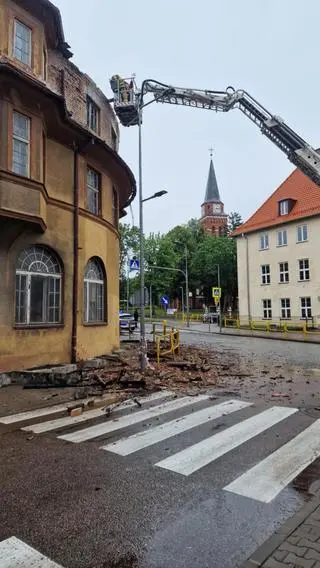 Oderwała się część pokrycia i runęła wprost na chodnik