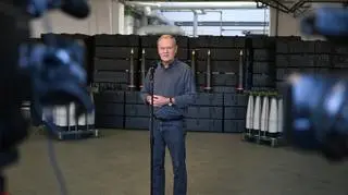 Donald Tusk w w siedzibie spółki amunicyjnej Dezamet w Nowej Dębie 