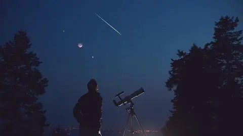 Nocne niebo, spadające gwiazdy
